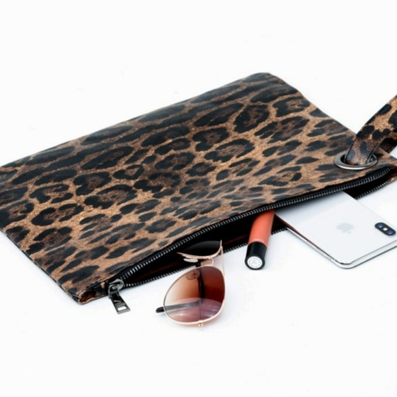 🆕️ Oversized Leopard Clutch - Picture 8 of 8